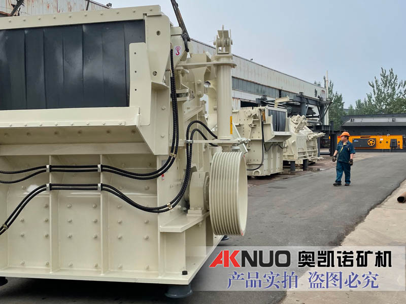 1520歐版反擊式破碎機液壓升降裝置，方便進行維修和日常保養